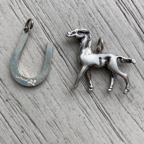 Sterling horse and horseshoe charms - Picture 2 of 4